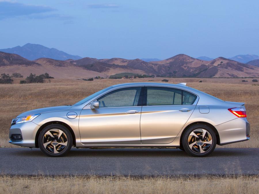  Honda Accord PHEV 2013 года  (фото 18 из 28)